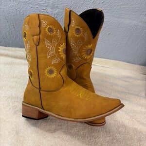 Sunflower Embroidered Tan Mustard Western Heeled Boots Womens SZ 42, US 10.5 M